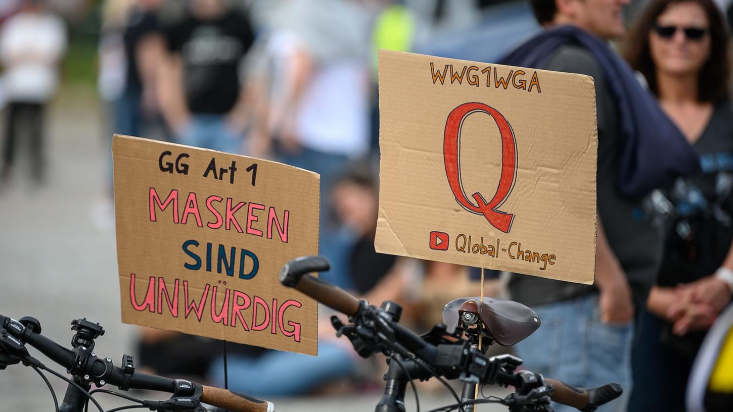Schilder bei einer Protestkundgebung der Initiative "Querdenken 711" in Stuttgart. Schilder bei einer Protestkundgebung der Initiative "Querdenken 711" in Stuttgart.