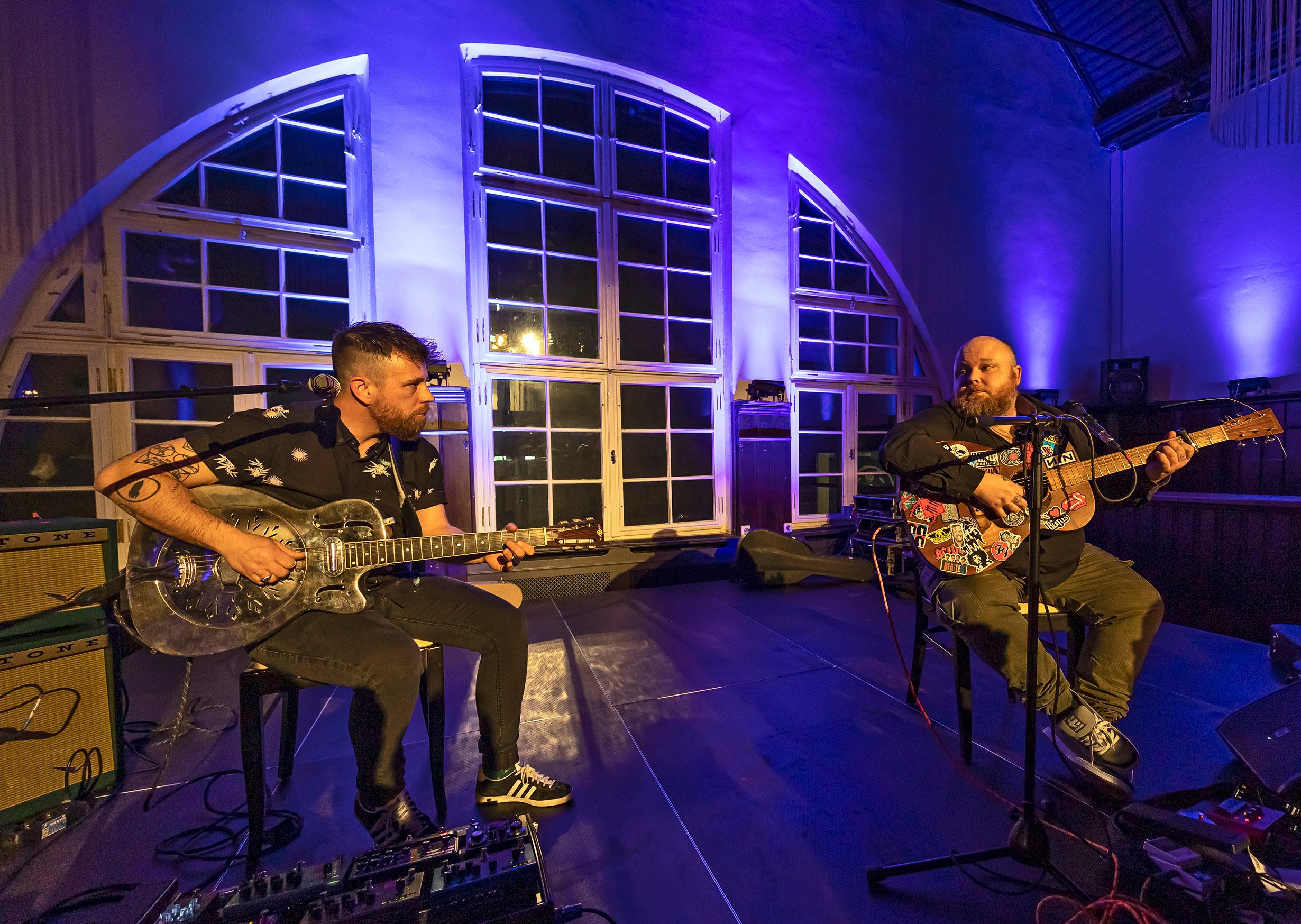 Zwei Gitarren, starke Stimme - mehr braucht es für Kümmert und Co. nicht für eine feine Stunde Soul.
