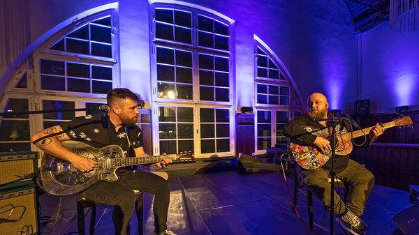 Zwei Gitarren, starke Stimme - mehr braucht es für Kümmert und Co. nicht für eine feine Stunde Soul.