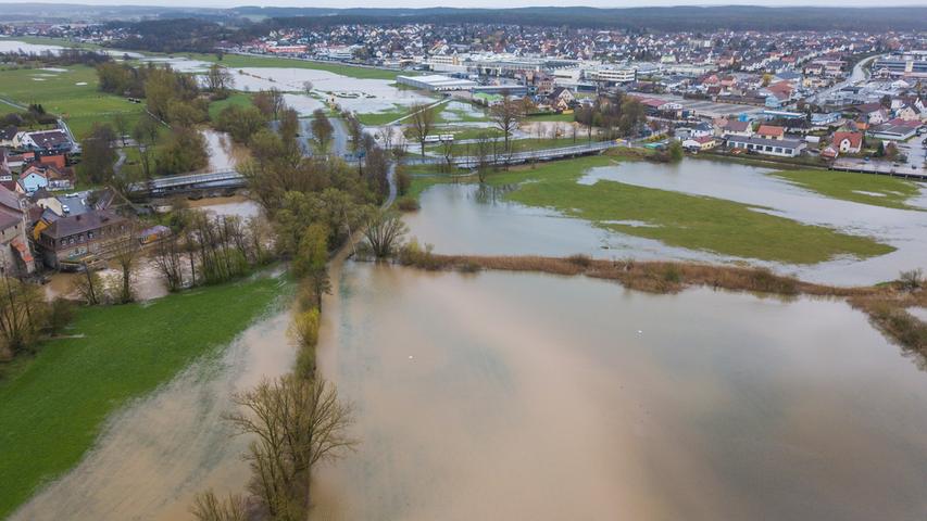 Überall sammelten sich in der fränkischen Kleinstadt die Wassermassen: Wiesen, Parks, Fußballfelder, ein Skaterpark und auch viele Straßen waren durch den Regen komplett überflutet. 