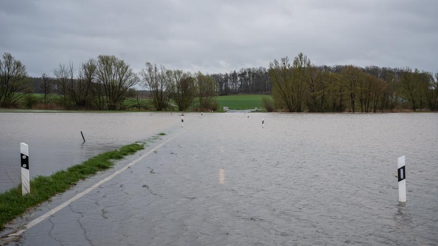 Die Wassermassen überschwemmten Fahrbahnen teilweise so sehr, dass Autofahrer mit dem Vorwärtskommen zu kämpfen hatten.