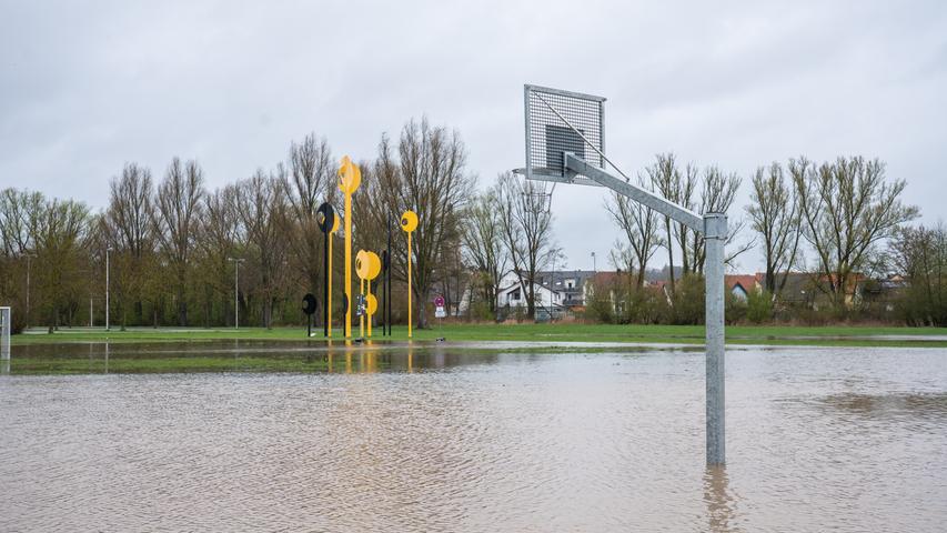 Extremes Hochwasser in Franken: Kleinstadt kämpft mit Regenmassen
