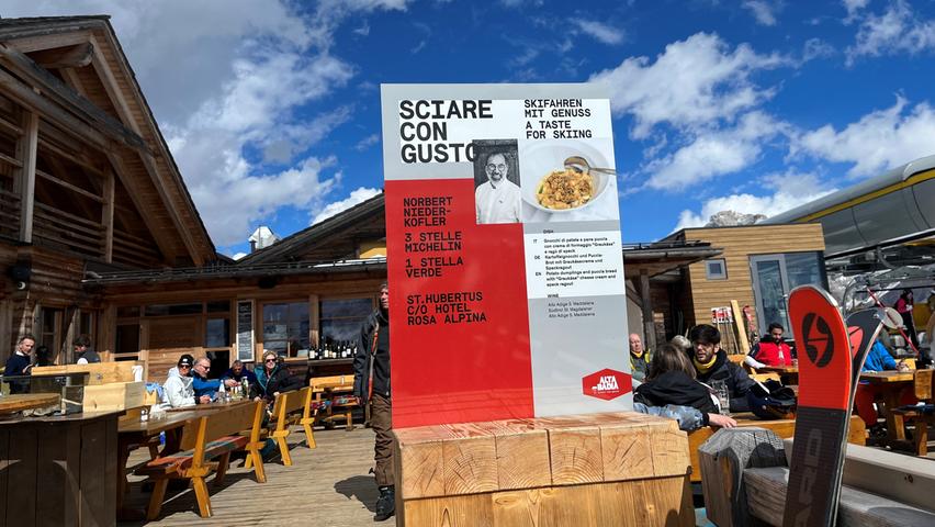Skifahren mit Genuss, Teil 1: Etliche Hütten, unser Bild zeigt die Biochhütte, rund um Alta Badia laden in der Wintersaison zu einem kulinarischen Höhenflug ein. 