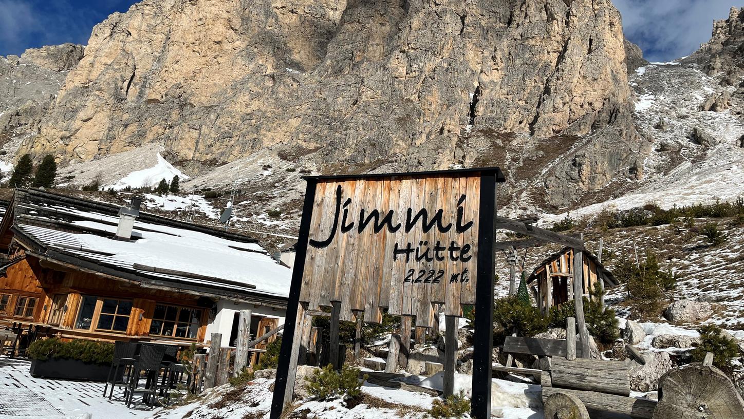 Skifahren mit Genuss: Auch optisch bietet Alta Badia - hier Jimmis Hütte - sehr viel - der Blick in die Dolomiten ist wunderschön.