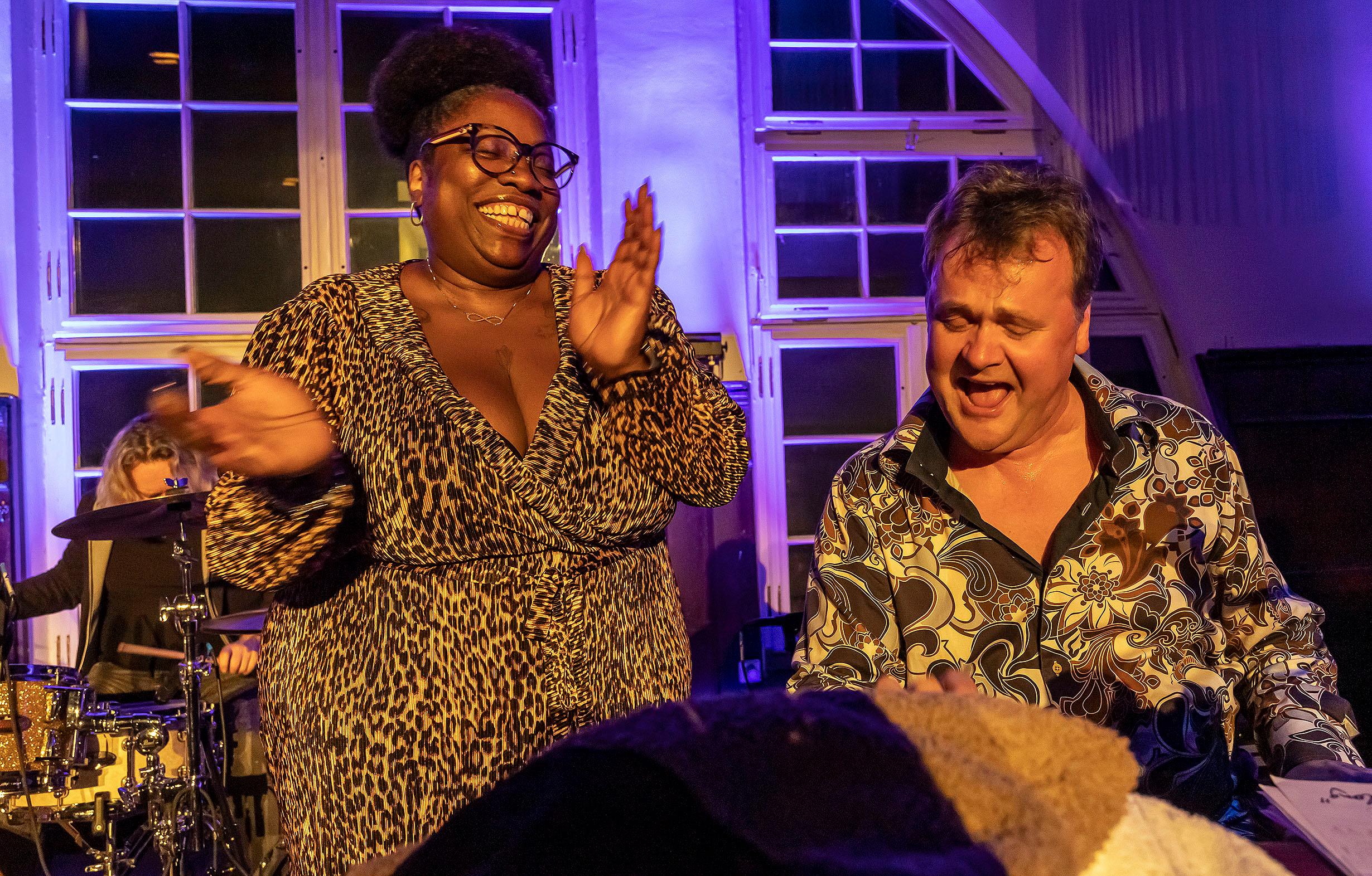 Im Schwanensaal sorgte das Gregor Hilden Organ Trio mit "Weather Girl" Dorrey L. Lyles für eine Portion Nostalgie-Gefühle.