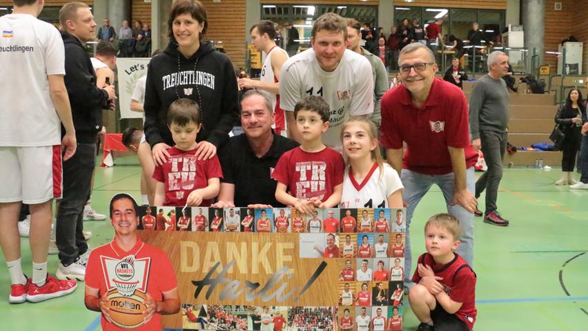 Danke „Harli“: Der scheidende Trainer Stephan Harlander (Mitte) mit seiner Frau Eva, den Zwillingen Tim und Linus sowie den beiden Abteilungsleitern und Machern der VfL-Baskets, Stefan Schmoll (Zweiter von rechts) und Josef Ferschl (rechts). Zum Abschied gab es eine Collage, deren Bilder ebenso zum Großteil vom Weißenburger Tagblatt stammen, wie die Fotos einer Bildpräsentation über die vergangenen 15 Jahren auf Großleinwand. 