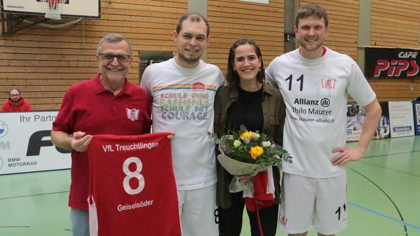 Danke „Geisi“: Auch Simon Geiselsöder und seine Frau Yasemin wurden von Josef Ferschl (li.) und Stefan Schmoll (re.) sowie mit großem Applaus der Fans verabschiedet.  