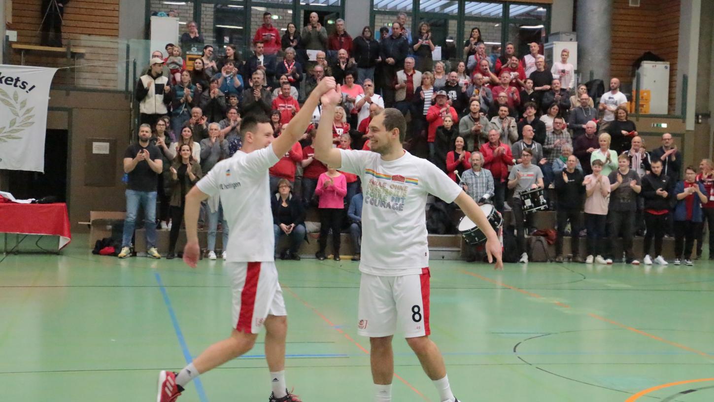 Simon Geiselsöder (rechts, hier mit Kevin Vogt) machte sein Abschiedsspiel bei den VfL-Baskets und legte nochmals starke 13 Punkte gegen Regnitztal auf. Simon Geiselsöder (rechts, hier mit Kevin Vogt) machte sein Abschiedsspiel bei den VfL-Baskets und legte nochmals starke 13 Punkte gegen Regnitztal auf.