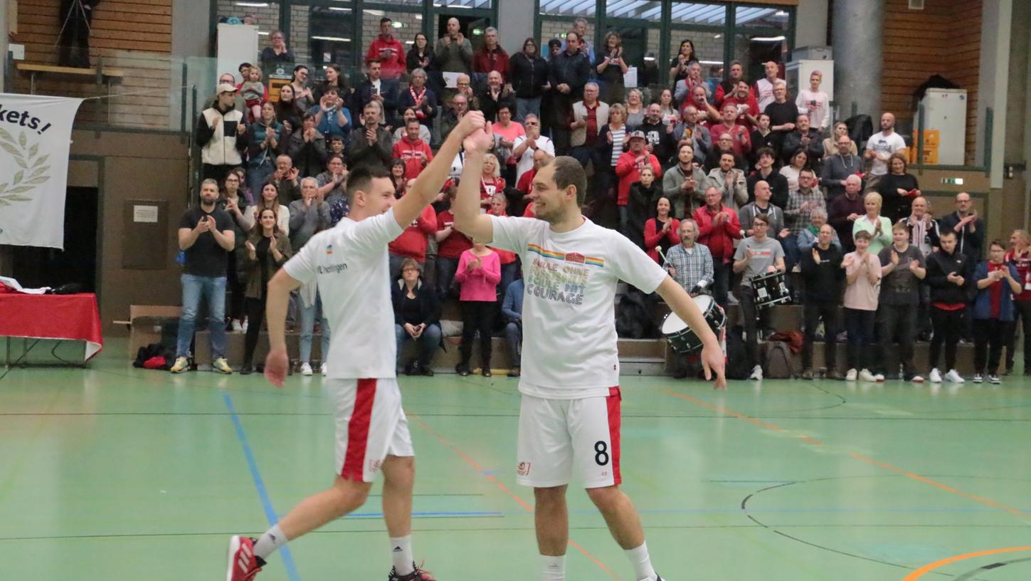 Simon Geiselsöder (rechts, hier mit Kevin Vogt) machte sein Abschiedsspiel bei den VfL-Baskets und legte nochmals starke 13 Punkte gegen Regnitztal auf.