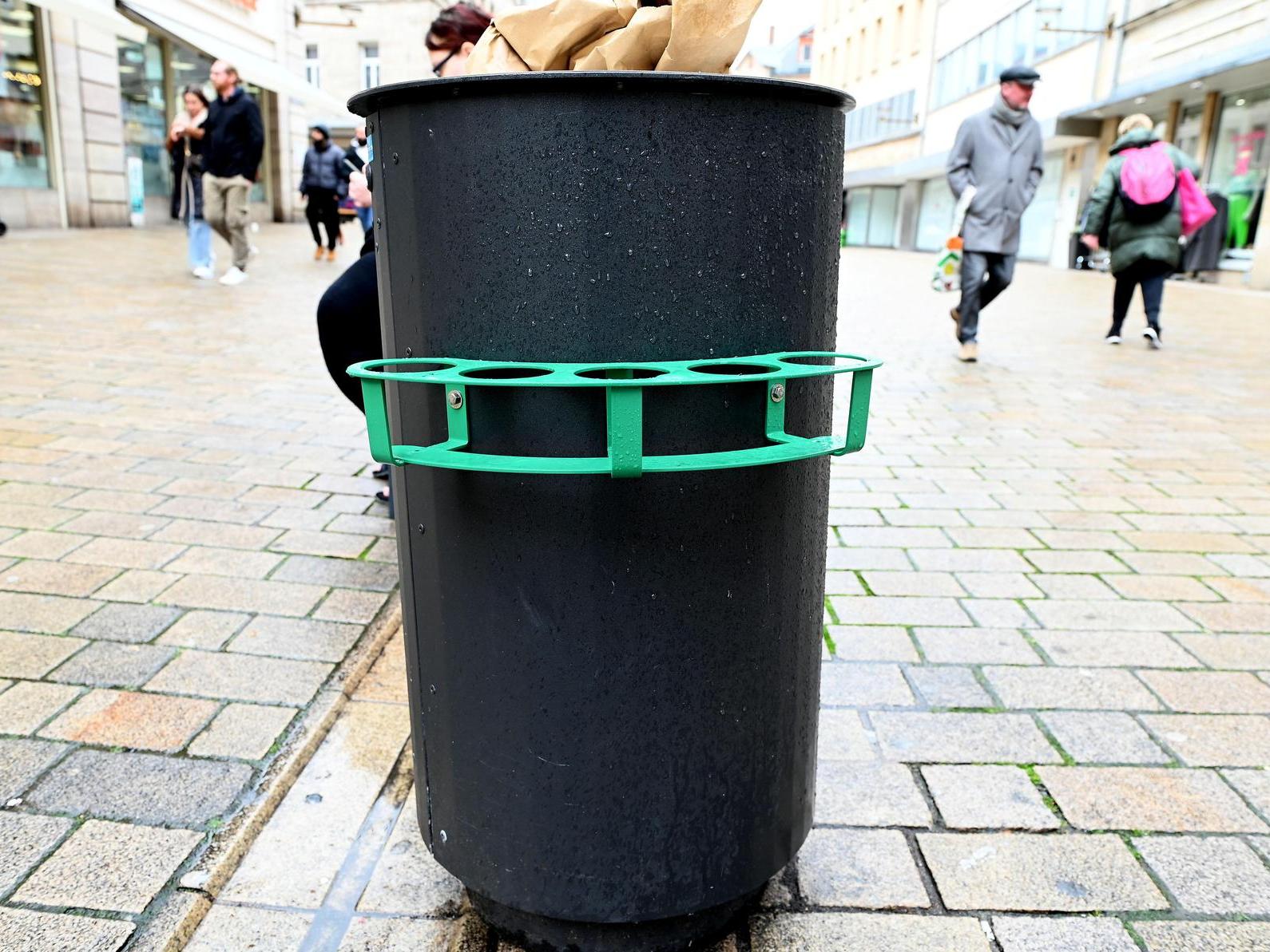 Nach Testlauf: Fürth stattet mehr Mülleimer mit Pfandringen aus