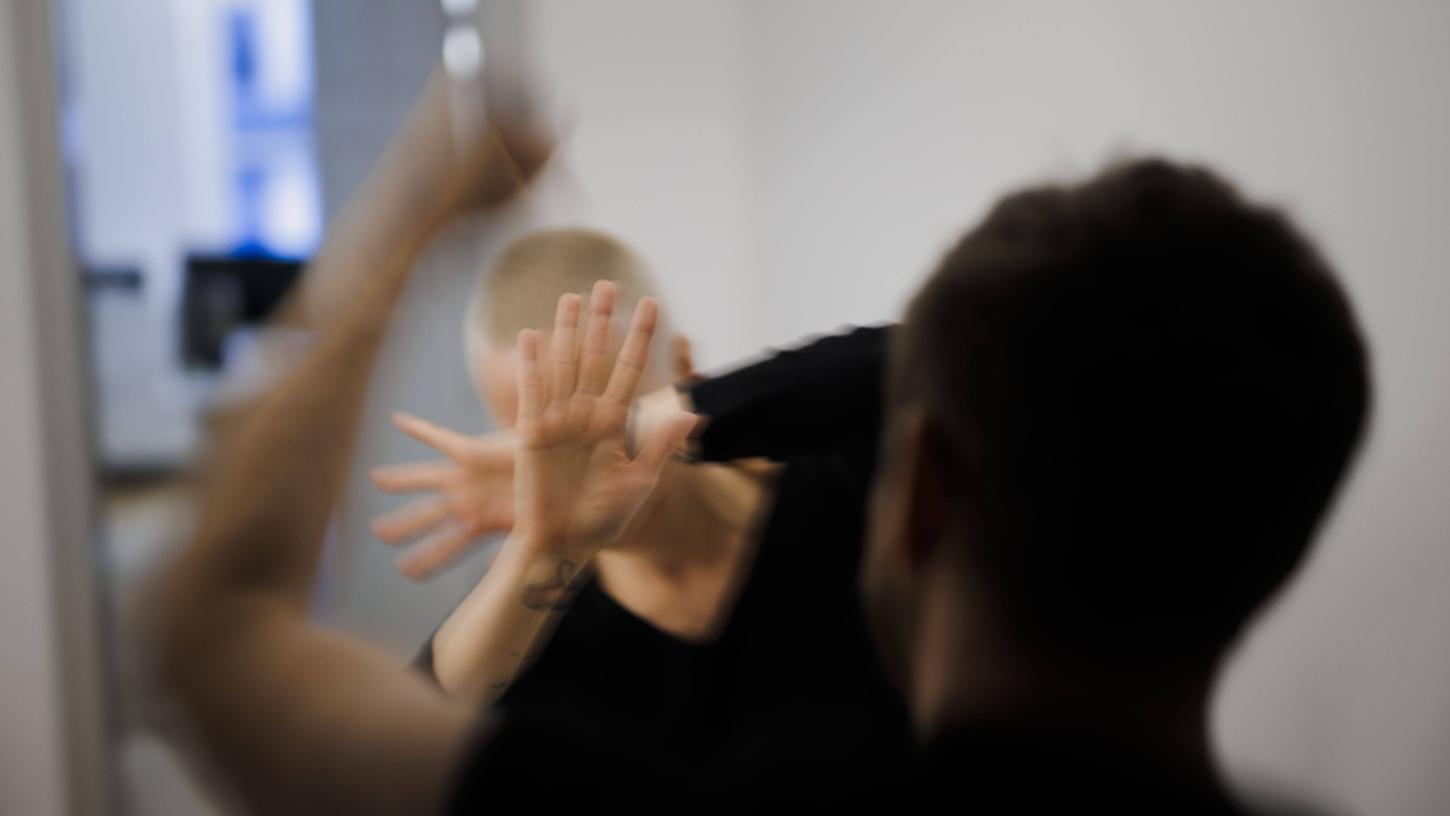 Offenbar waren vier Männer an dem Raubüberfall beteiligt - die Opfer konnten Beschreibungen der mutmaßlichen Täter abgeben, mit welchen die Kripo jetzt fahndet (Symbolbild). Offenbar waren vier Männer an dem Raubüberfall beteiligt - die Opfer konnten Beschreibungen der mutmaßlichen Täter abgeben, mit welchen die Kripo jetzt fahndet (Symbolbild).