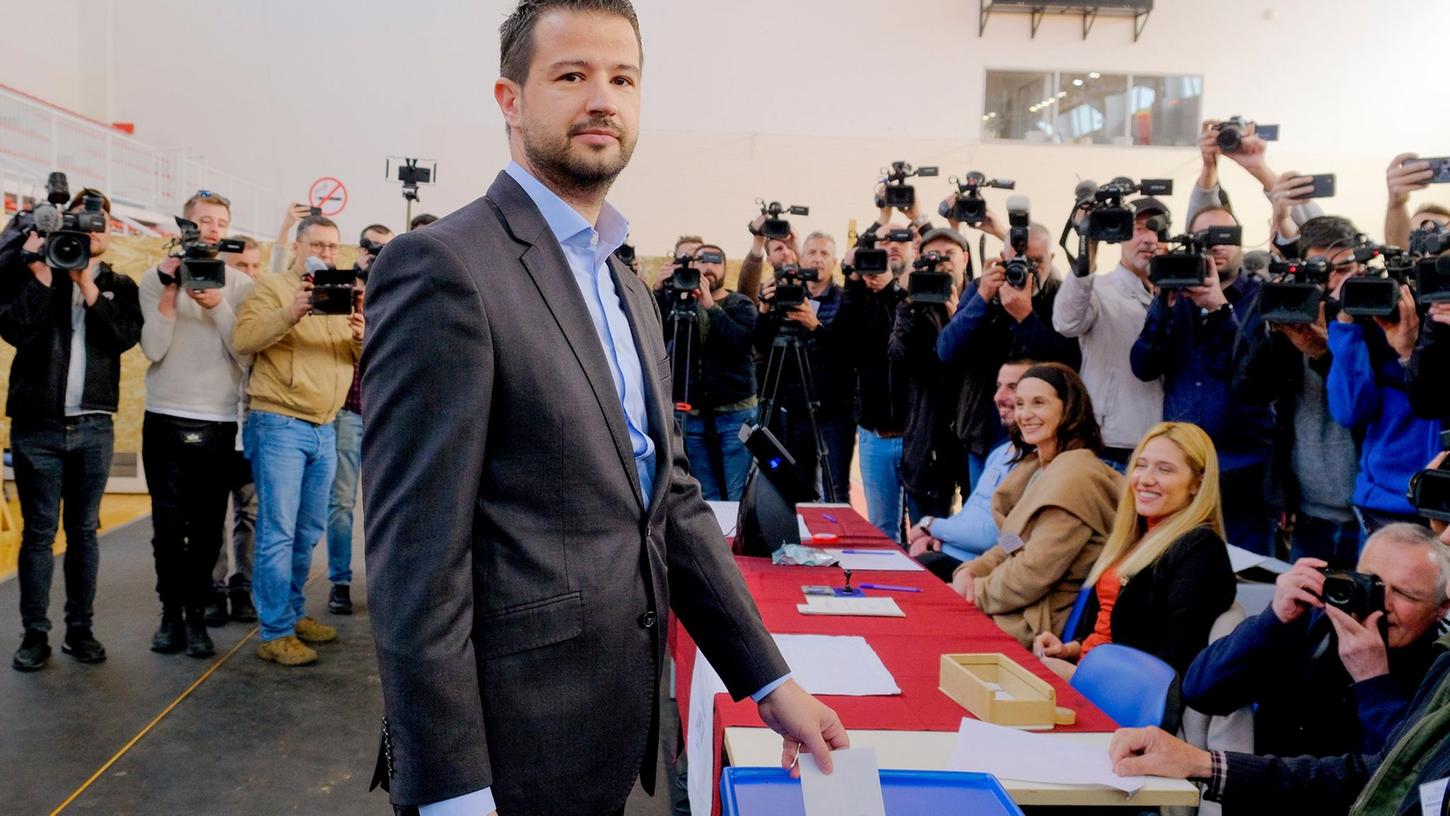 Jakov Milatovic ist klarer Gewinner bei der Präsidentenwahl in Montenegro. Der Wirtschaftswissenschaftler befürwortet unter anderem eine Annäherung an Serbien. Jakov Milatovic ist klarer Gewinner bei der Präsidentenwahl in Montenegro. Der Wirtschaftswissenschaftler befürwortet unter anderem eine Annäherung an Serbien.