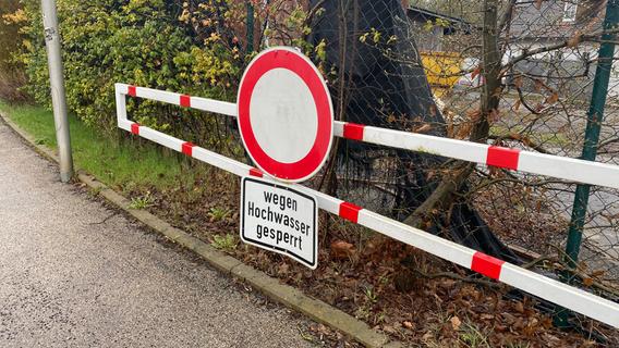 Autos werden abgeschleppt: Parkplatz in Ansbach von Hochwasser bedroht