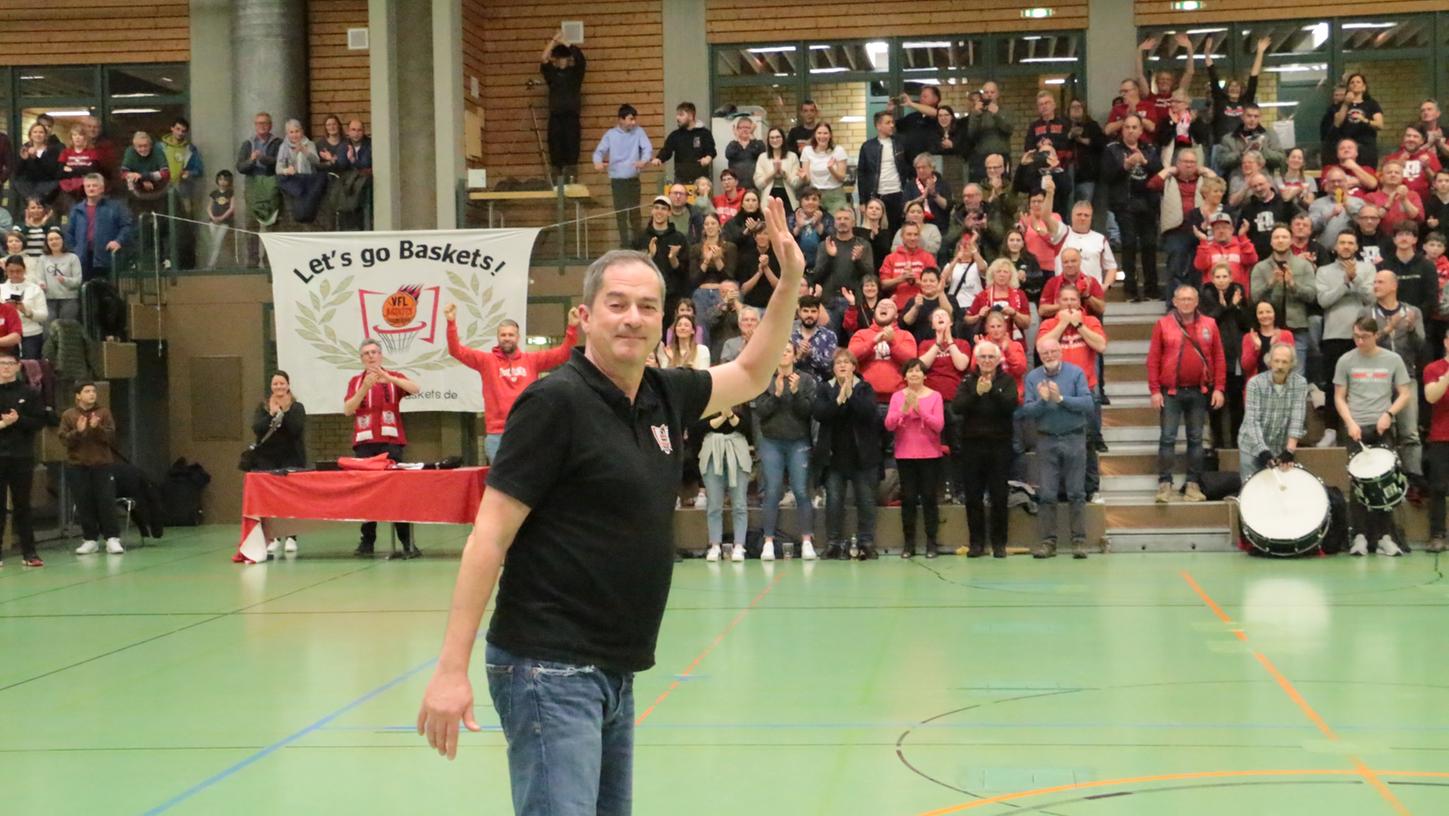 Sagte nach 15 Jahren bei den VfL-Baskets "Servus": Ausnahmetrainer Stephan Harlander wurde von den Fans ausgiebig gefeiert.