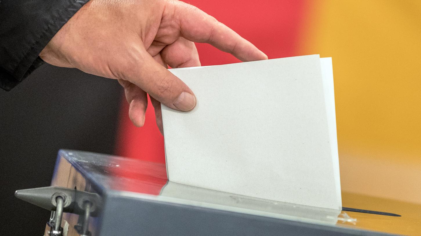 Ein Wähler wirft seinen Stimmzettel in die Wahlurne.