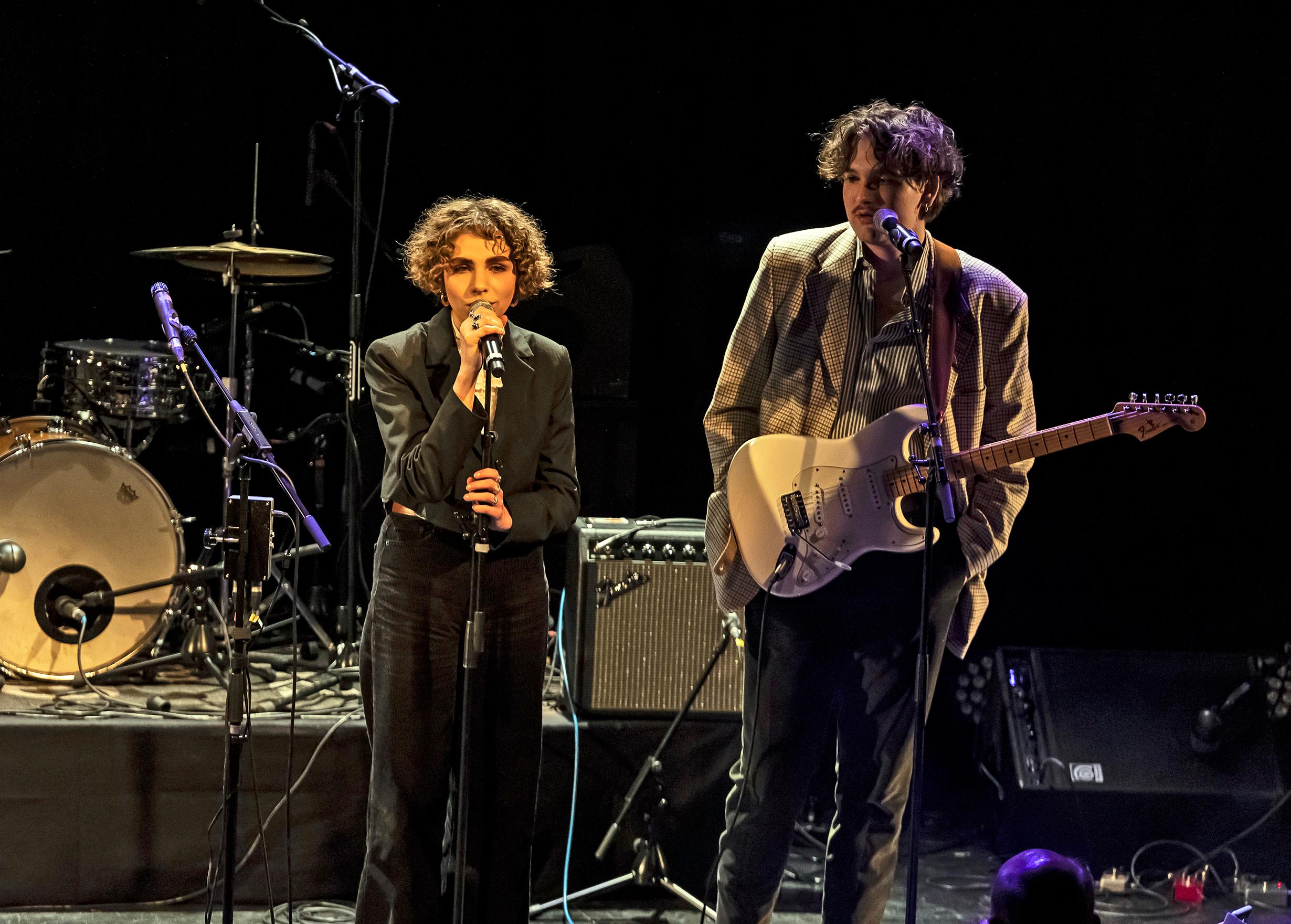 Malva singt mit sanfter Stimme und rezitiert selbst geschriebene Gedichte.