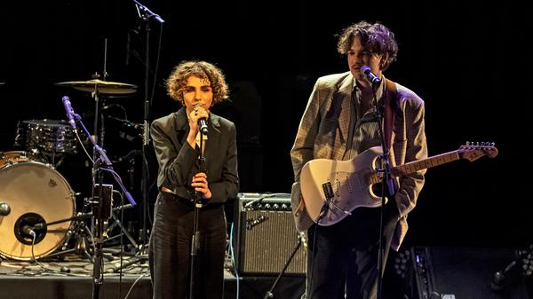 Malva singt mit sanfter Stimme und rezitiert selbst geschriebene Gedichte.