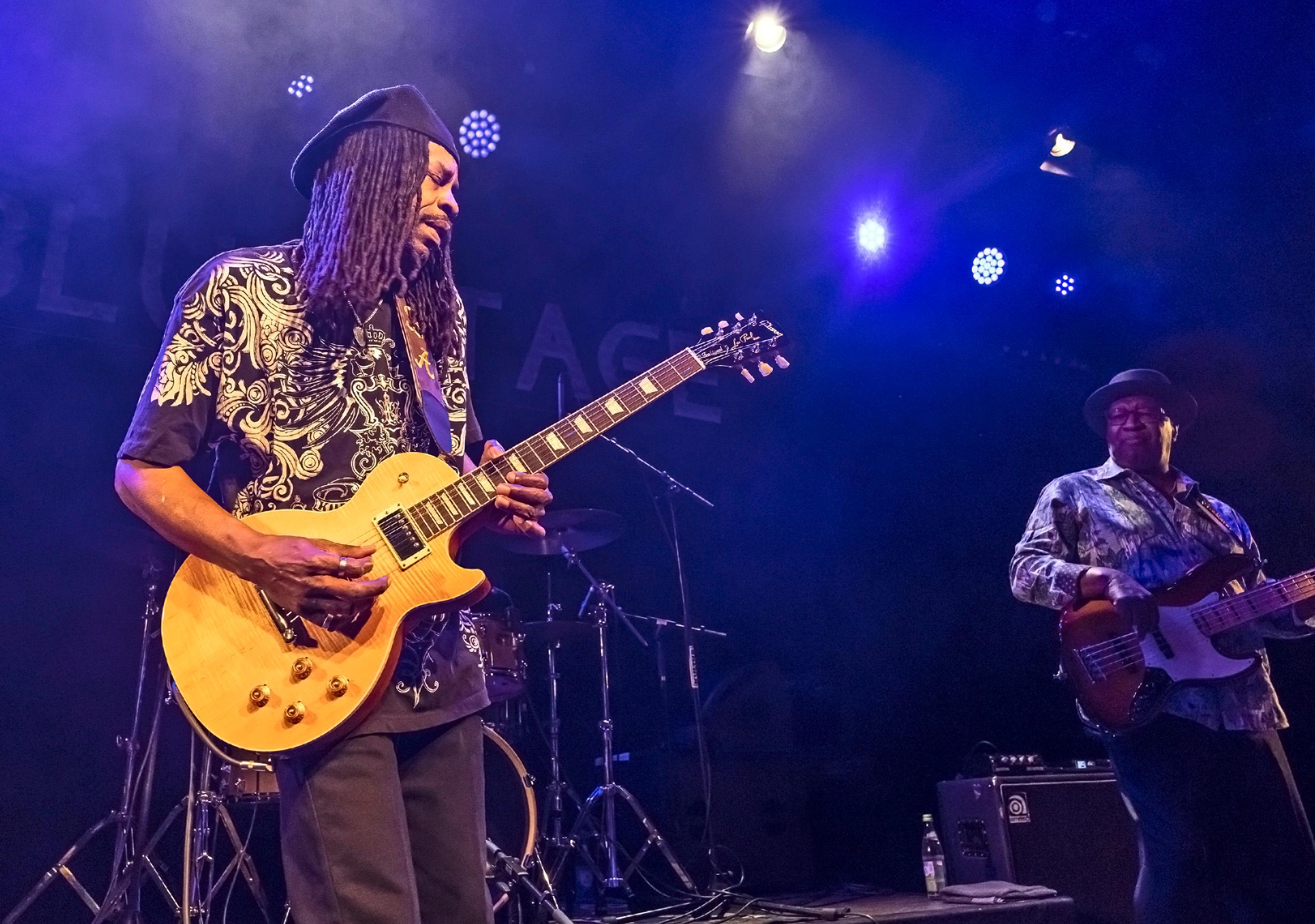 Bernard Allison hält das Andenken seines Vaters Luther Allison hoch, der auch auf den Rother Bluestagen aufgetreten war.