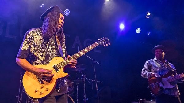 Bernard Allison hält das Andenken seines Vaters Luther Allison hoch, der auch auf den Rother Bluestagen aufgetreten war.