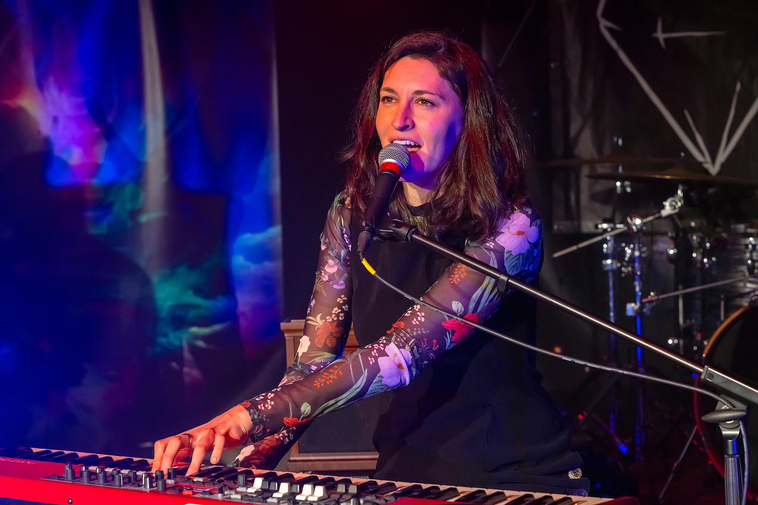 Julia Fischer ist unter anderem Keyboarderin bei Karin Rabhansl und setzt mit ihrer "Jules Band" eigene Akzente.