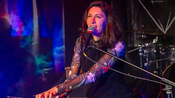 Julia Fischer ist unter anderem Keyboarderin bei Karin Rabhansl und setzt mit ihrer "Jules Band" eigene Akzente.