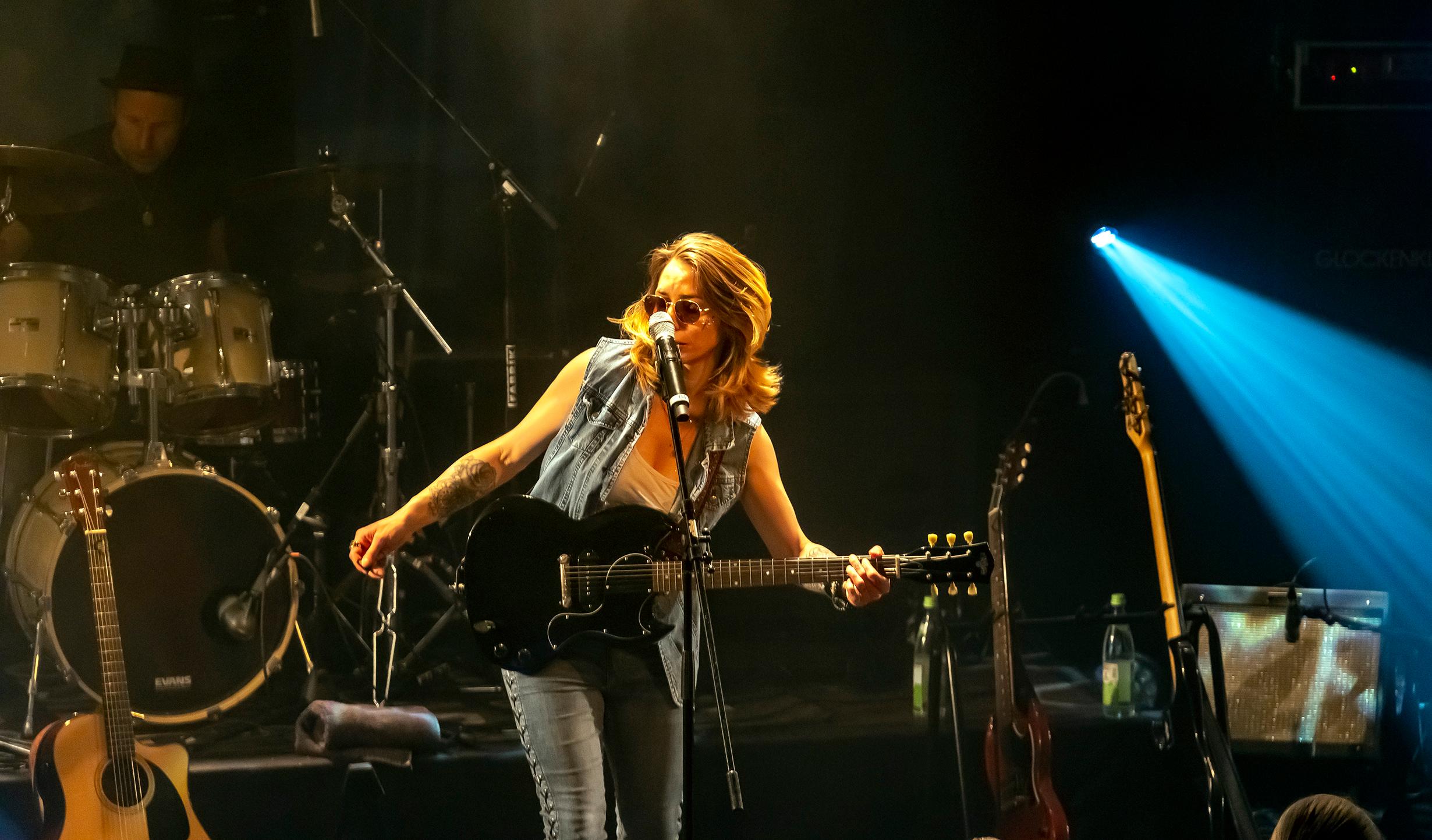 Vanja Sky stammt aus Kroatien und zählt zu den starken Frauen des zeitgenössischen Bluesrock.