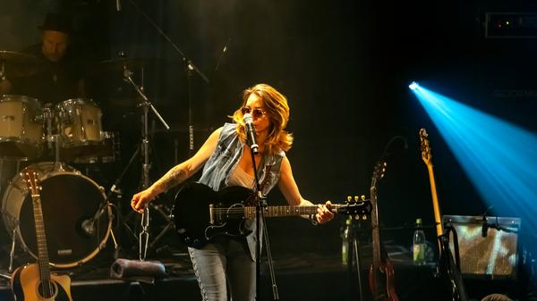 Vanja Sky stammt aus Kroatien und zählt zu den starken Frauen des zeitgenössischen Bluesrock.