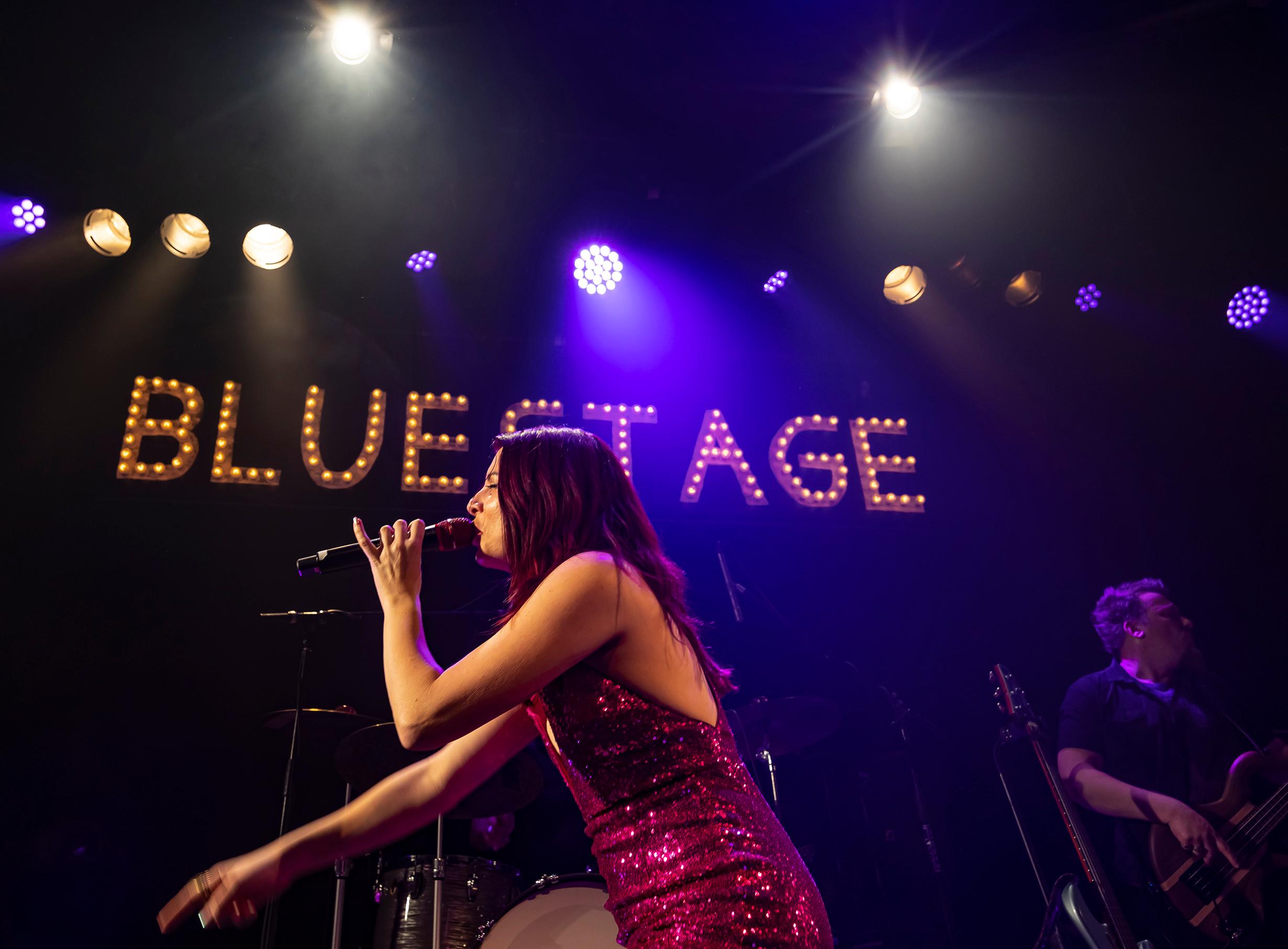 Whitney Shay bringt mit ihrer eleganten Performance die große Zeit der Tanzsäle zurück - und rockt den Saal.