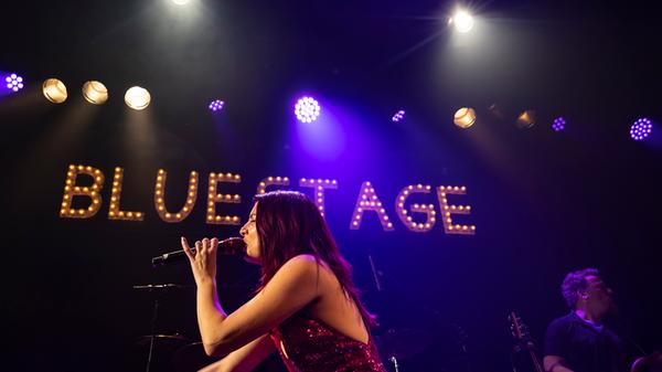 Whitney Shay bringt mit ihrer eleganten Performance die große Zeit der Tanzsäle zurück - und rockt den Saal.