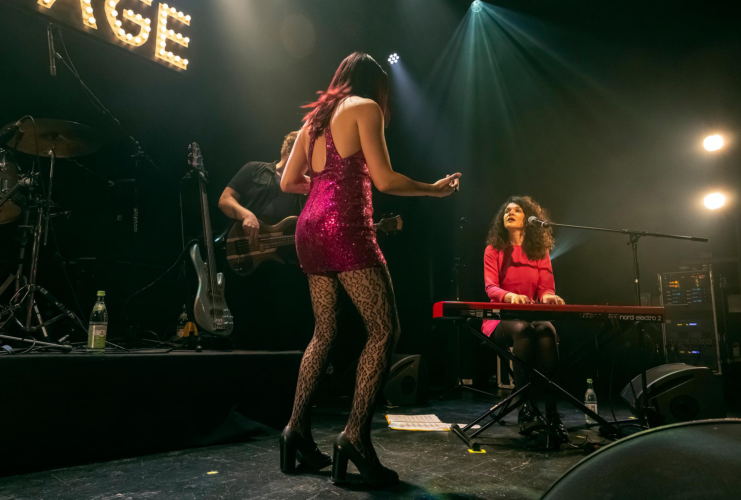 Mit Katharina Pejak aus Serbien hat Whitney Shay eine Keyboarderin mit Solotalent dabei.