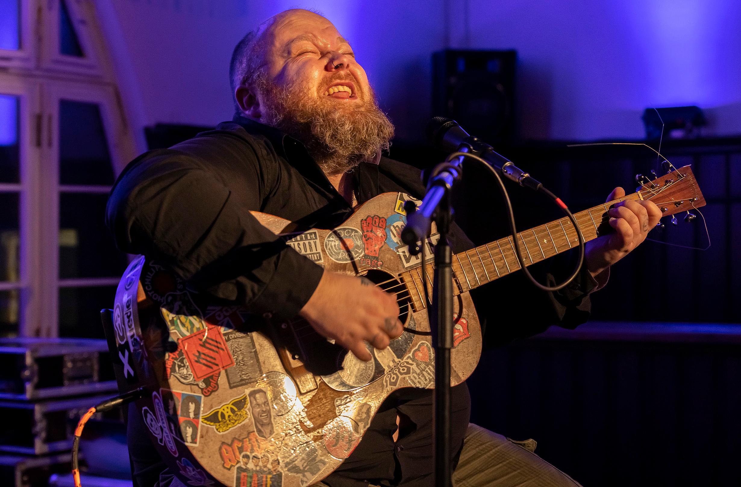 Andreas Kümmert gab im Schwanensaal Roth ein entspanntes Duokonzert.