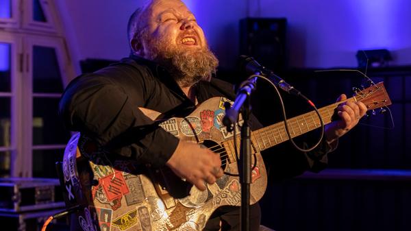 Andreas Kümmert gab im Schwanensaal Roth ein entspanntes Duokonzert.