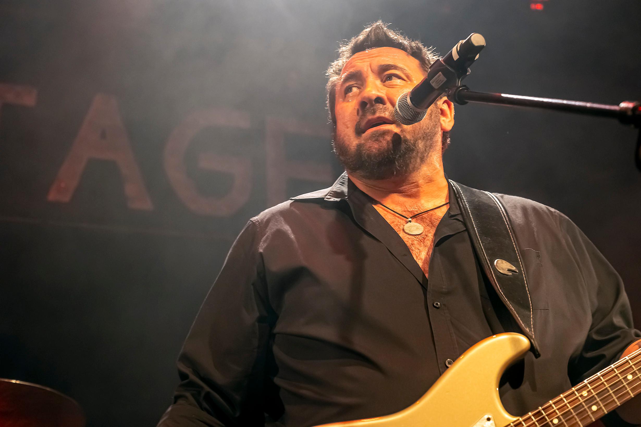 "King King"-Sänger Alan Nimmo aus Glasgow gab bei seinem Kufa-Auftritt ordentlich Gas.