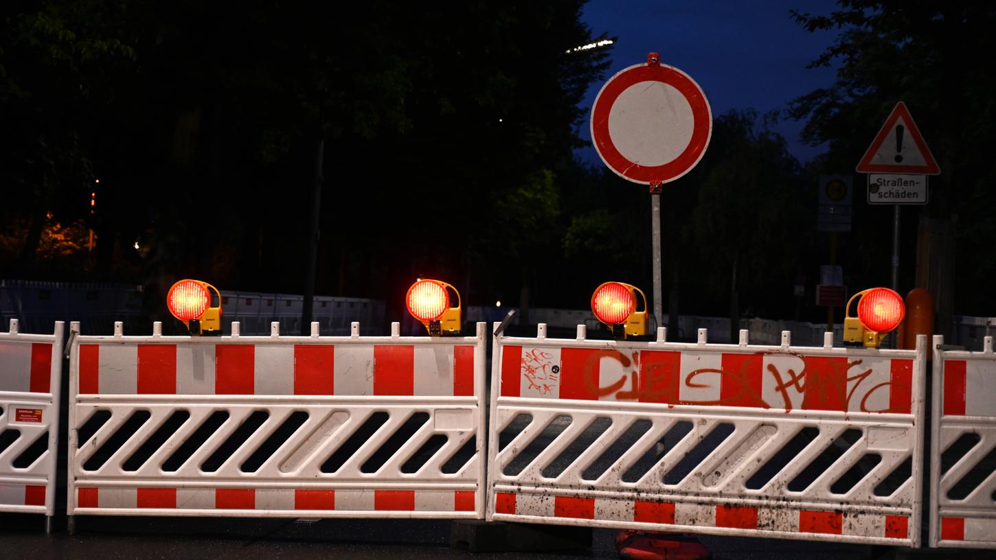 Damit eine neue Asphaltdecke eingebaut und Bankettbereich verstärkt werden können, muss die Straße gesperrt werden. Damit eine neue Asphaltdecke eingebaut und Bankettbereich verstärkt werden können, muss die Straße gesperrt werden.