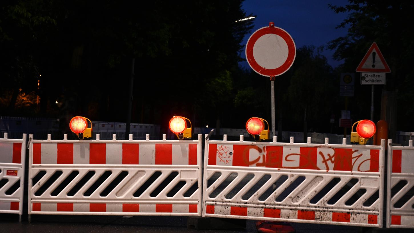 Damit eine neue Asphaltdecke eingebaut und Bankettbereich verstärkt werden können, muss die Straße gesperrt werden.