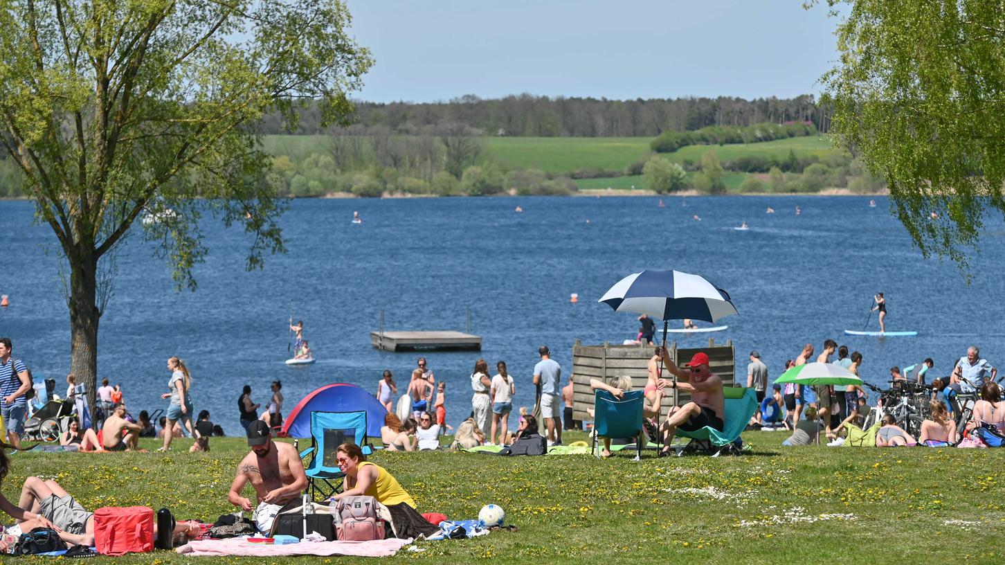 An sommerlich heißen Tagen ist der Rothsee-Strand am Seezentrum Heuberg proppenvoll.