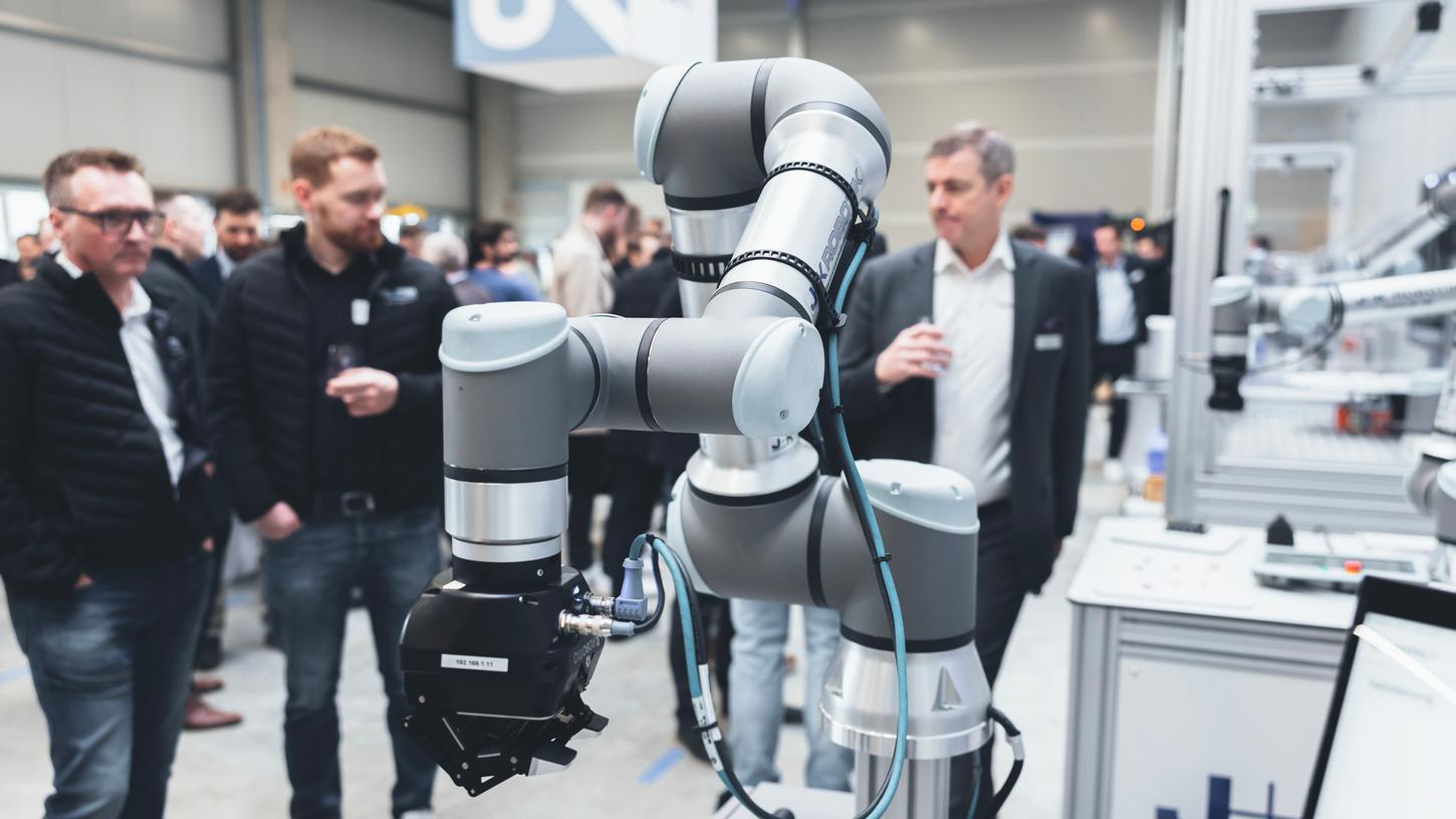 Eröffnung des Showrooms in Altdorf: Sogenannte Cobots arbeiten gemeinsam mit Menschen. Eröffnung des Showrooms in Altdorf: Sogenannte Cobots arbeiten gemeinsam mit Menschen.