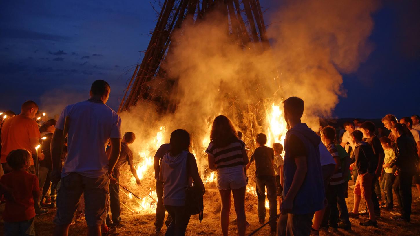 Das Anzünden eines Johannifeuers ist einer der Traditionen am Johannistag.