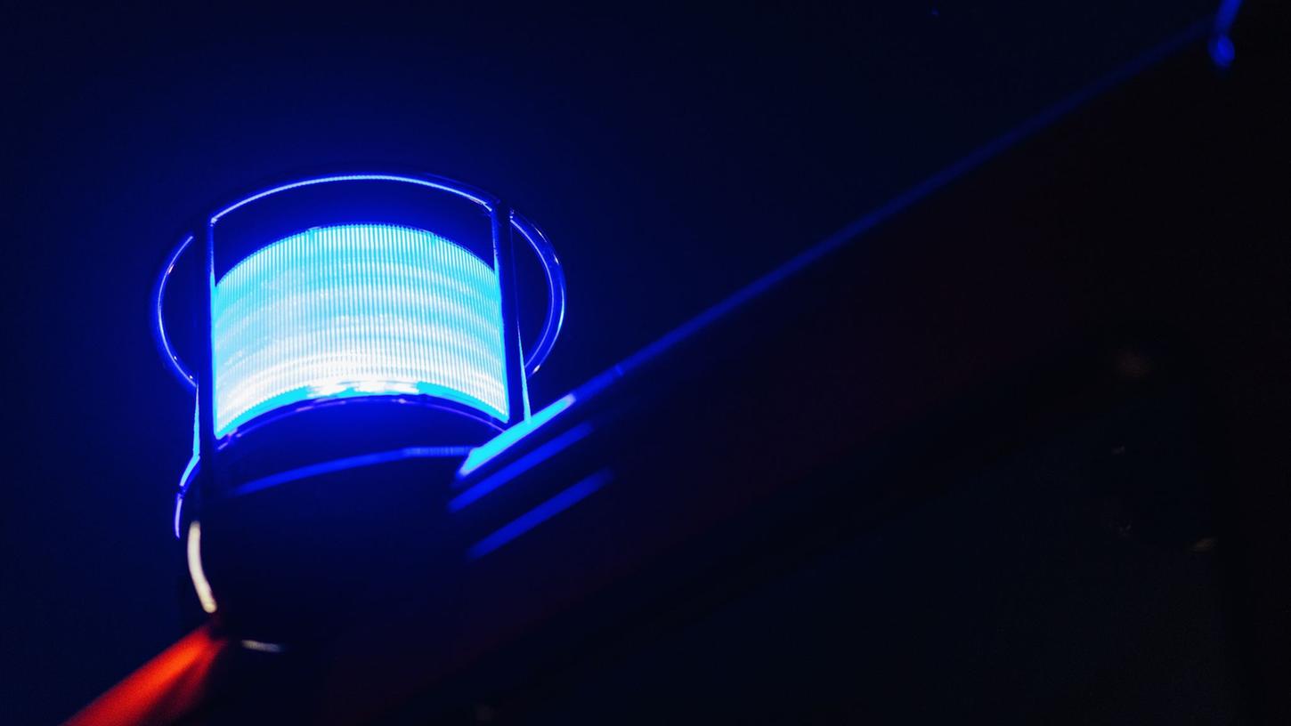 Die Feuerwehr hatte am Freitagabend einen Einsatz in Wolkersdorf (Schwabach), weil ein Kühlschrank im Keller Feuer fing. Die Feuerwehr hatte am Freitagabend einen Einsatz in Wolkersdorf (Schwabach), weil ein Kühlschrank im Keller Feuer fing.
