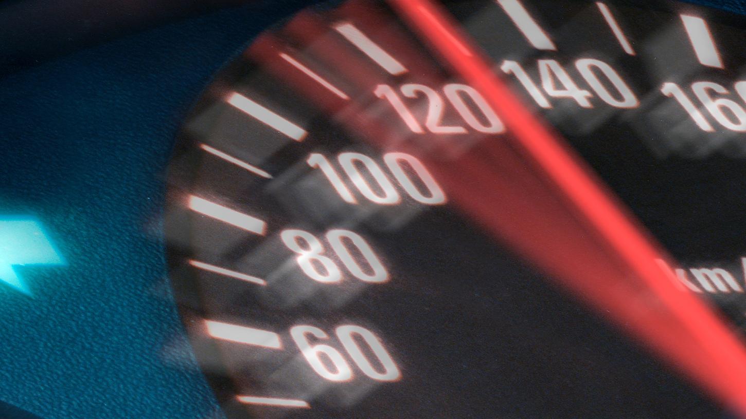 Mit bis zu 140 Stundenkilometern rasten zwei Autofahrer über die Münchener Straße. Mit bis zu 140 Stundenkilometern rasten zwei Autofahrer über die Münchener Straße.