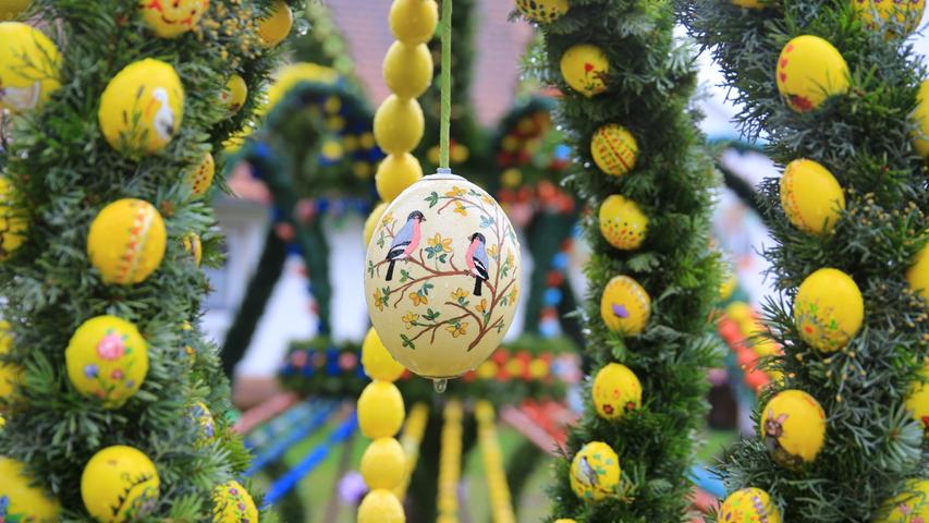 Auch heuer weiß der Bieberbacher Brunnen zu begeistern - mit mehr als 10.000 Eiern.  Mehr zur Geschichte des Bieberbacher Osterbrunnens. 