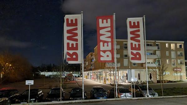 Raubüberfall auf Verbrauchermarkt: Täter flüchtig - Polizei mit Großaufgebot vor Ort - Glücklicherweise keine Personen verletzt - Polizeihubschrauber im Einsatz - Großfahndung nach Flüchtigen - Räuber unbewaffnet
