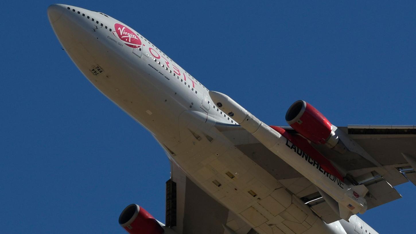Eine modifizierte Boeing 747 der Firma "Virgin Orbit" des britischen Unternehmers Branson mit einer Rakete unter einer Tragfläche.