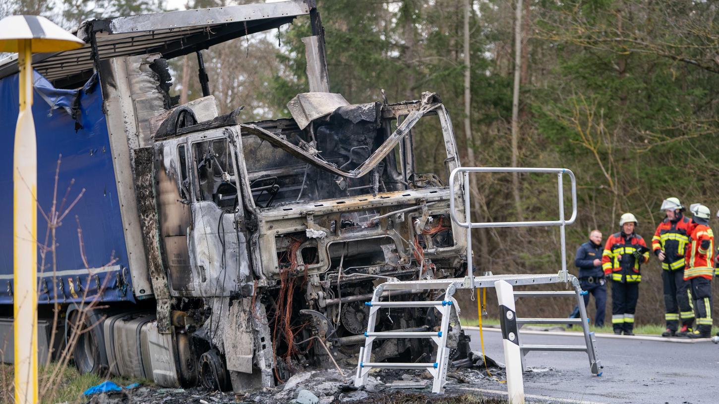 Der LKW ist auf einer Staatsstraße bei Allersberg komplett ausgebrannt. 