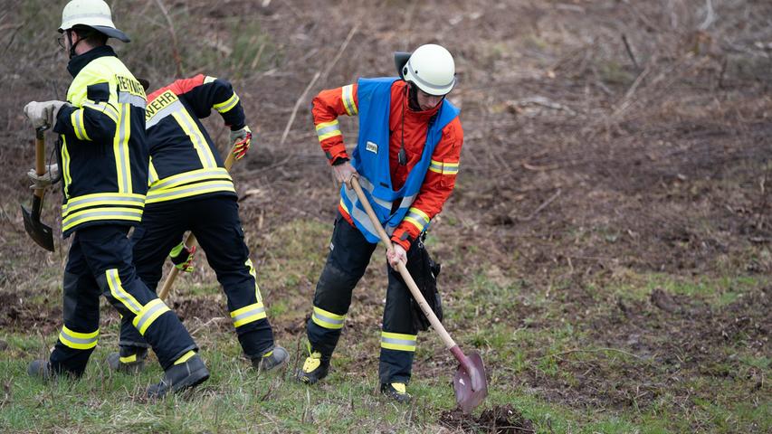 Einsatzkräfte versuchen zu verhindern, dass umweltgefährdende Stoffe in die kanalisation fließen. 