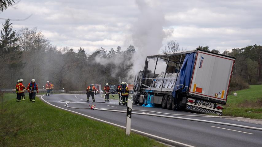 Der LKW hat Kupfersulfat geladen. Durch das Löschwasser löste sich das Material teilweise auf. Der LKW hat Kupfersulfat geladen. Durch das Löschwasser löste sich das Material teilweise auf.
