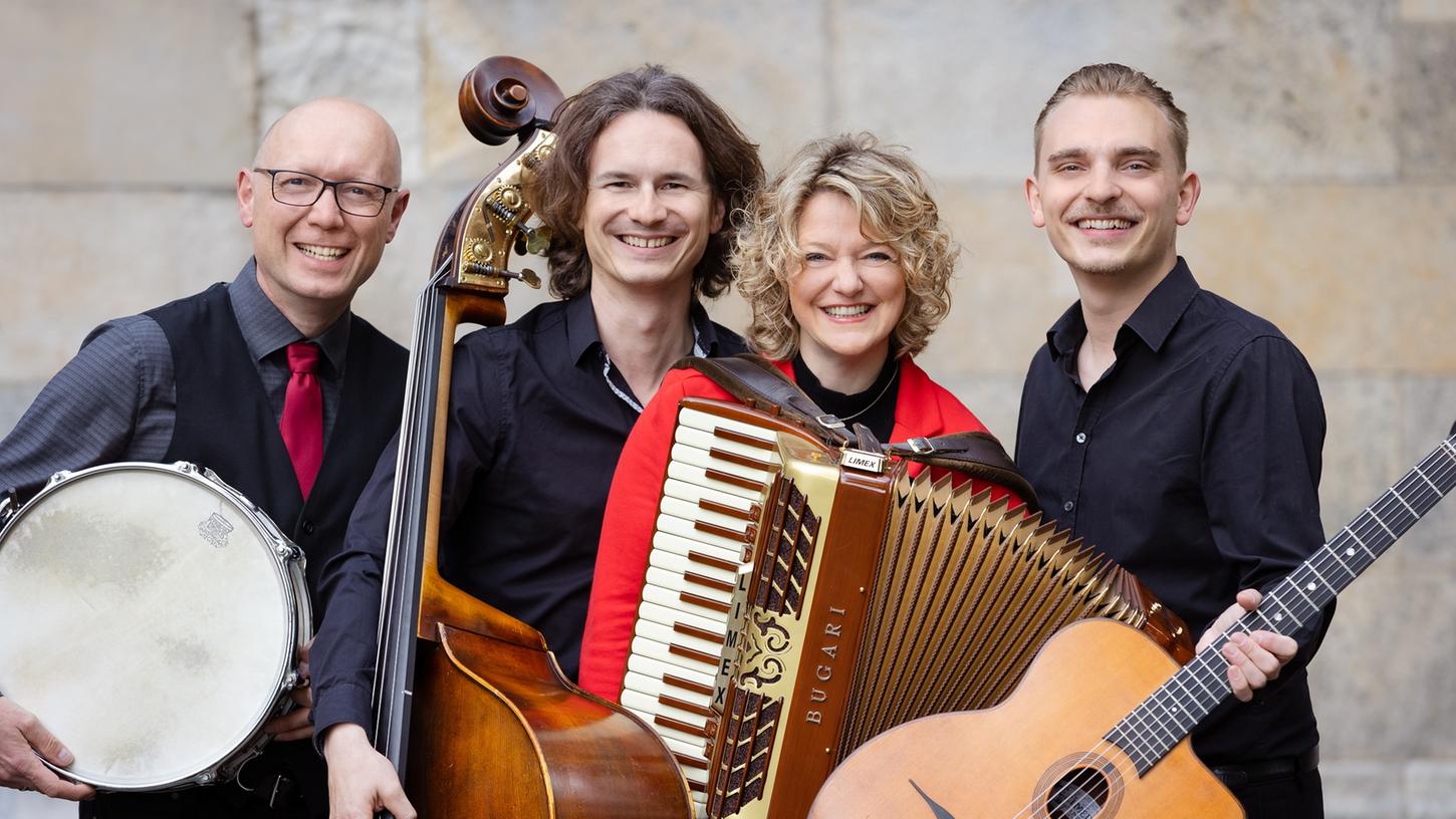 Das Orchestra Mondo setzt sich zusammen aus Anja Baldauf (Akkordeon, Melodion), Raffael Müller (Gitarre), Dennis Wendel (Kontrabass) und Stefan Baldauf (Schlagzeug). Das Orchestra Mondo setzt sich zusammen aus Anja Baldauf (Akkordeon, Melodion), Raffael Müller (Gitarre), Dennis Wendel (Kontrabass) und Stefan Baldauf (Schlagzeug).