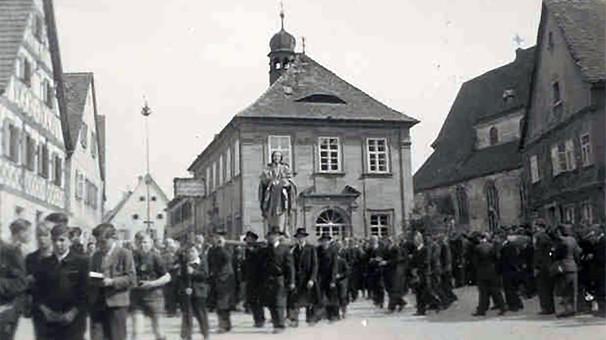 Dieses Bild zeigt die Karfreitagsprozession in Neunkirchen von 1954.