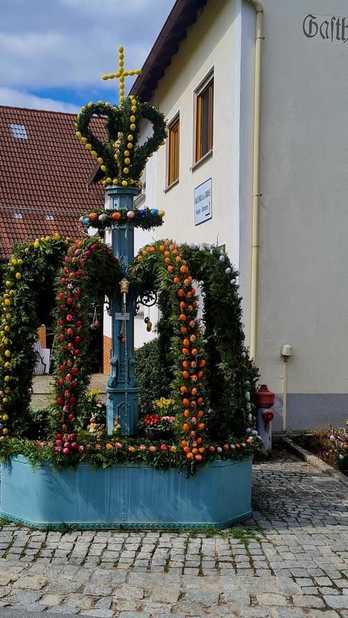"Der Osterbrunnen in Oberehrenbach wird auch von Jahr zu Jahr schöner. Die Frauen hier lassen sich immer viel einfallen und lieben Traditionen", schreibt uns Userin Nadine Koch. Wir stimmen zu. 