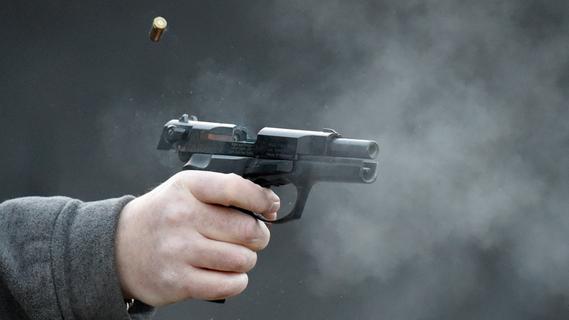 Polizei-Großeinsatz in Erlangen: Mann zieht plötzlich Waffe und feuert Schüsse ab